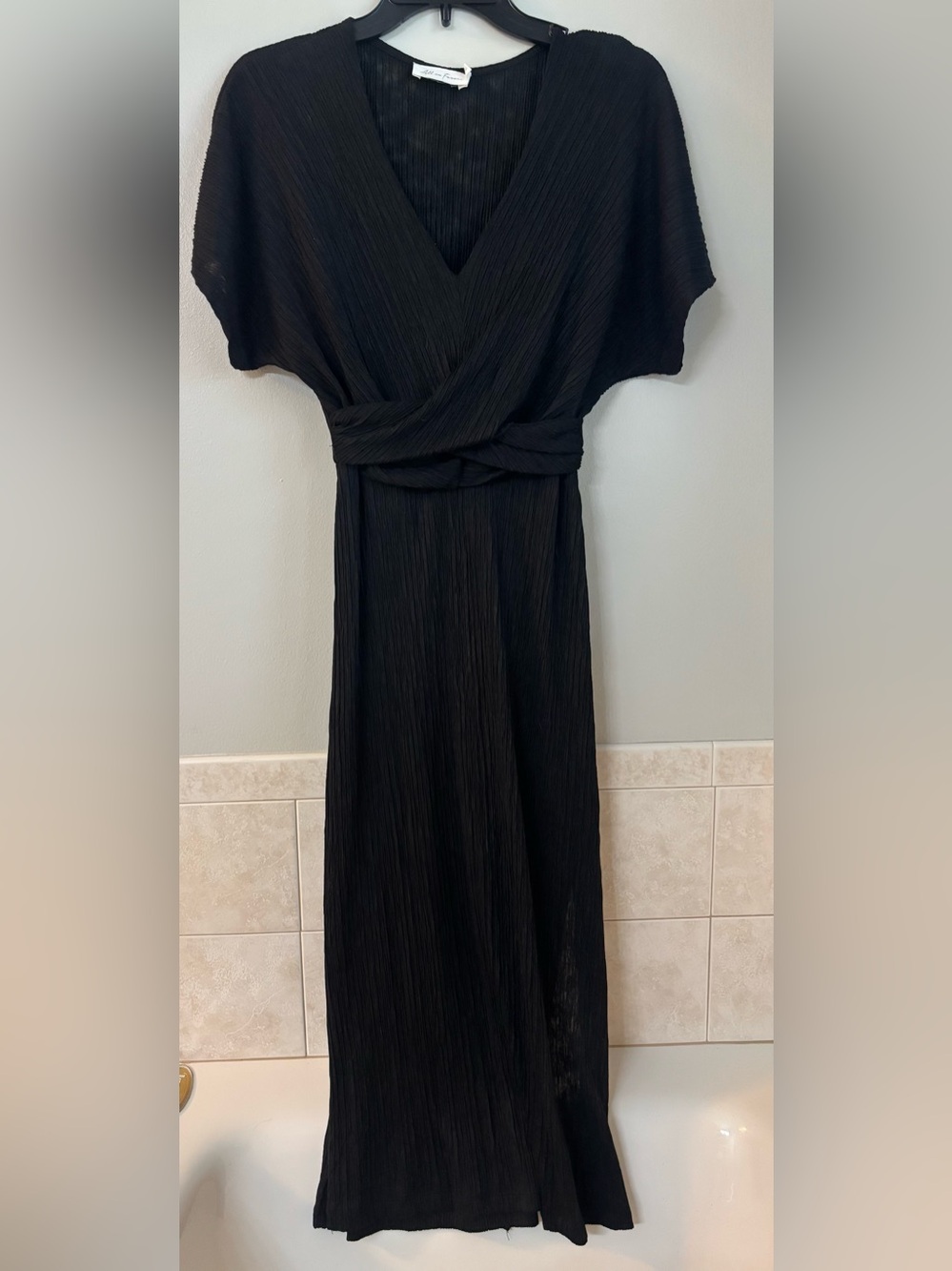 All in Favor Plisse Black V-Neck Knot-Waist Midi Dress size M